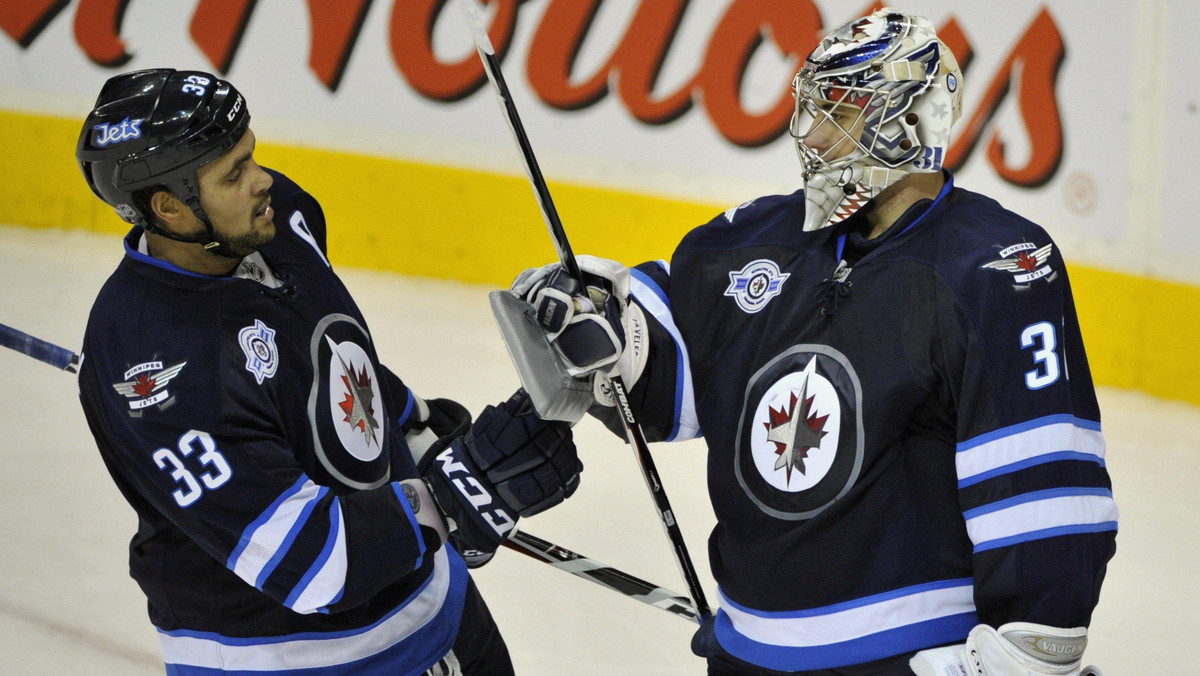 Winnipeg Jets nie byli zbyt gościnni dla Washington Capitals. Drużyna ze stolicy USA wyjedzie z Winnipeg z porażką 1:4. Odrzutowce po raz kolejny grały na wypełnionej po brzegi arenie MTS Centre. Duży problem z oświetleniem nastąpił podczas meczu Kaczorów z Królami.