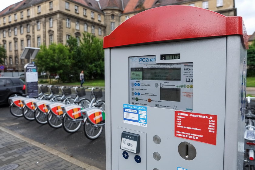 Stacje roweru miejskiego zajęły miejsca parkingowe