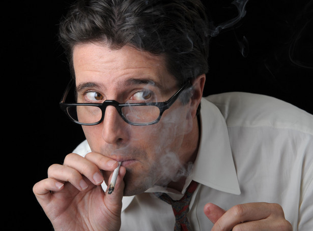 Palacze marihuany wdychają więcej substancji smolistych i tlenku węgla niż palacze papierosów