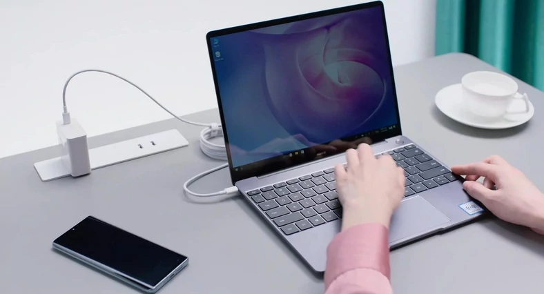 Laptopy Huawei z serii MateBook ładuje się za pomocą gniazda USB typu C. Na wyjazd nie trzeba więc brać ładowarki do smartfona, wystarczy jedna od laptopa. To wygodne!