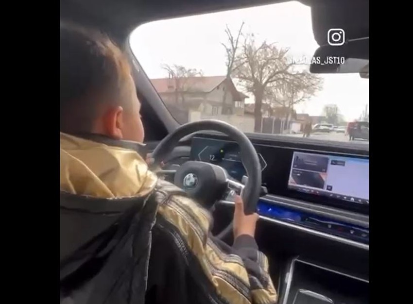 Dečak je tokom vožnje obilazio automobile