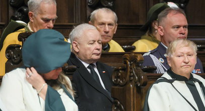 Tajemnicza kobieta obok Jarosława Kaczyńskiego. Na innych zdjęciach jest jeszcze ciekawiej