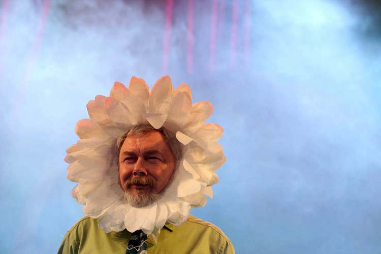 Prezydent Krakowa JACEK MAJCHROWSKI w roli kwiatka na scenie Teatru Groteska