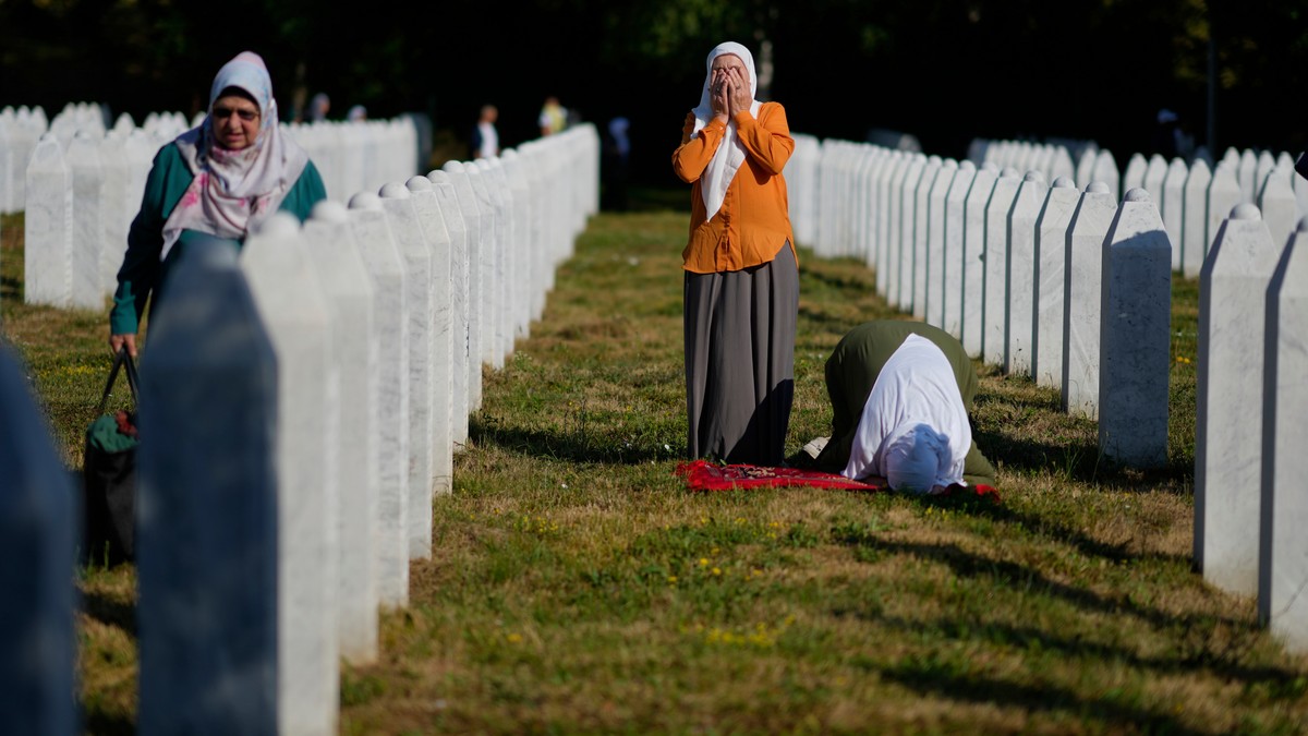 U Memorijalnom centru u Potočarima obeležava se 30 godina od zločina u Srebrenici
