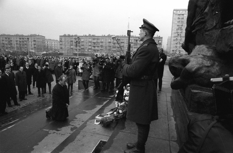 Kanclerz RFN Willy Brandt klęka przed pomnikiem Bohaterów Getta w Warszawie, grudzień 1970 r. 