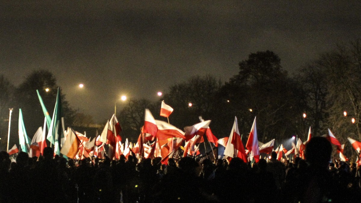 Politycy PO zarzucili prezesowi PiS Jarosławowi Kaczyńskiemu i przedstawicielom jego partii, że zachowują się podobnie do Młodzieży Wszechpolskiej, dążąc do wywołania w Polsce anarchii. Nawiązując do wczorajszych wydarzeń z PO krytykuje ich za "dzielenie Polski na dwa państwa".