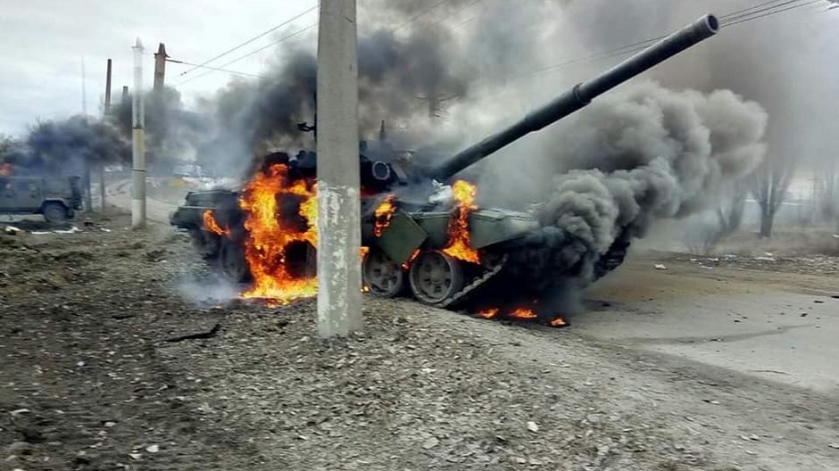 Wojna w Ukrainie: Armia ukraińska odparła ataki w rejonach donieckim i ługańskim. Na zdjęciu zniszczony rosyjski czołg