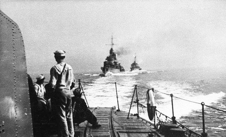 Polskie niszczyciele płynące do Wielkiej Brytanii w ramach planu „Peking” – widok z rufy ORP „Błyskawica” na ORP „Grom” i ORP „Burza”