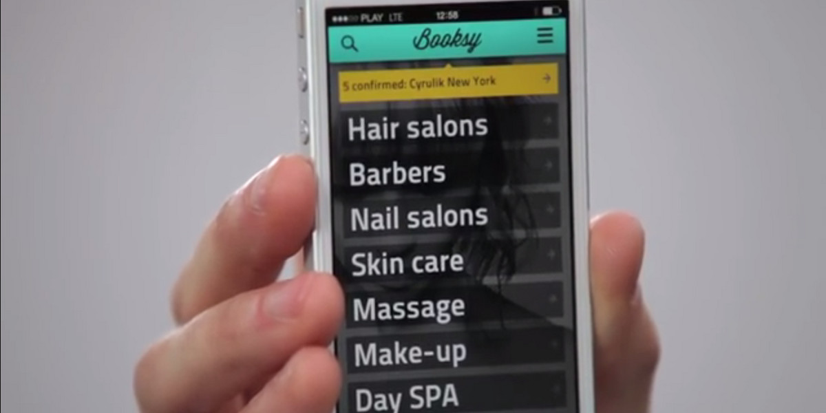 Booksy to aplikacja, która ułatwia rezerwację wizyt np. u fryzjera czy kosmetyczki