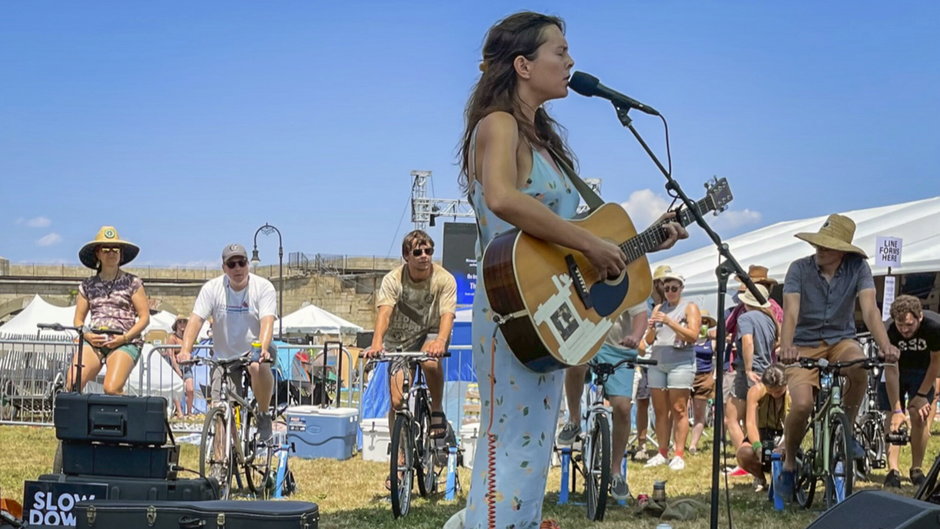 Koncert Madi Diaz podczas Newport Folk Festival na scenie napędzanej przez rowerzystów 