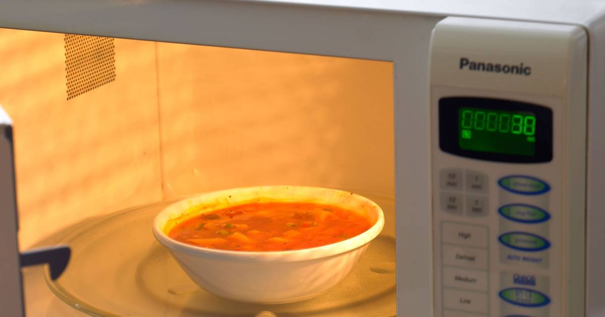 Nie tylko wysoka temperatura szkodzi. Jak podgrzewać jedzenie w mikrofalówce