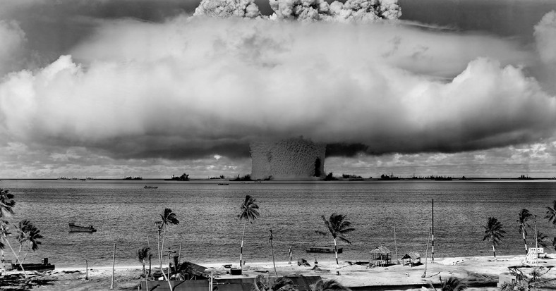 Eksplozja "Baker", część operacji Crossroads, próby nuklearnej armii amerykańskiej na atolu Bikini w Mikronezji, 25 lipca 1946 r.