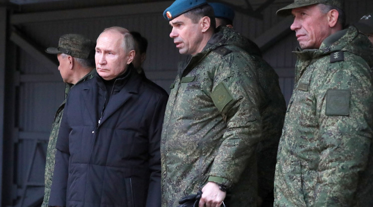 Az orosz védelmi miniszter (középen) elmondta, hányan kezdik meg a behívottak közül a katonai szolgálatot / Fotó: MTI/EPA/Szputnyik/Mihail Klimentyev
