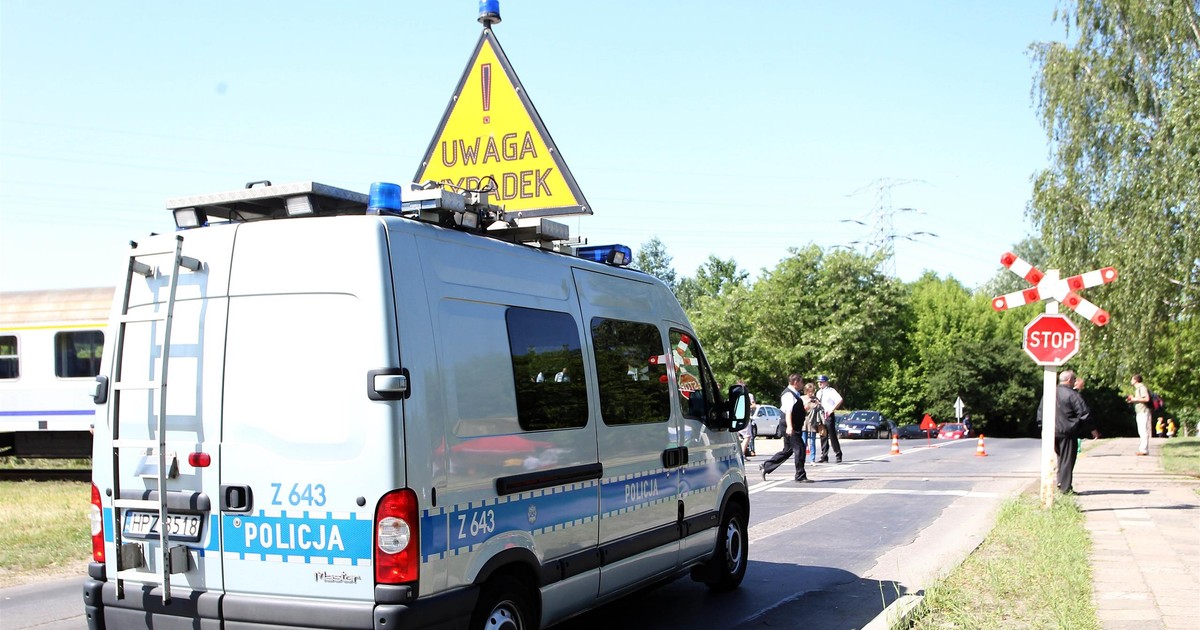 Wypadek na przejeździe kolejowym. Ciężarówka gnała wprost pod pociąg