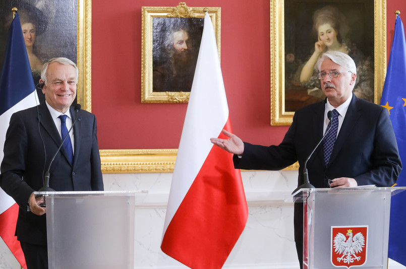 Minister spraw zagranicznych RP Witold Waszczykowski i szef francuskiej dyplomacji Jean-Marc Ayrault podczas konferencji prasowej w Pałacu na Wodzie w Łazienkach Królewskich w Warszawie.