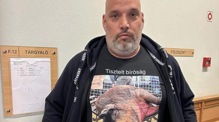 Kapin Richárd, a Szurkolók az Állatokért Alapítvány vezetője speciális, figyelemfelkeltő pólóban jelent meg a bíróságon