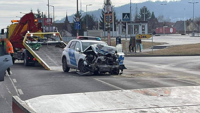 Letartóztatták a BMW-s férfit, aki egy rendőrautóval karambolozott Miskolcon – fotók és videó