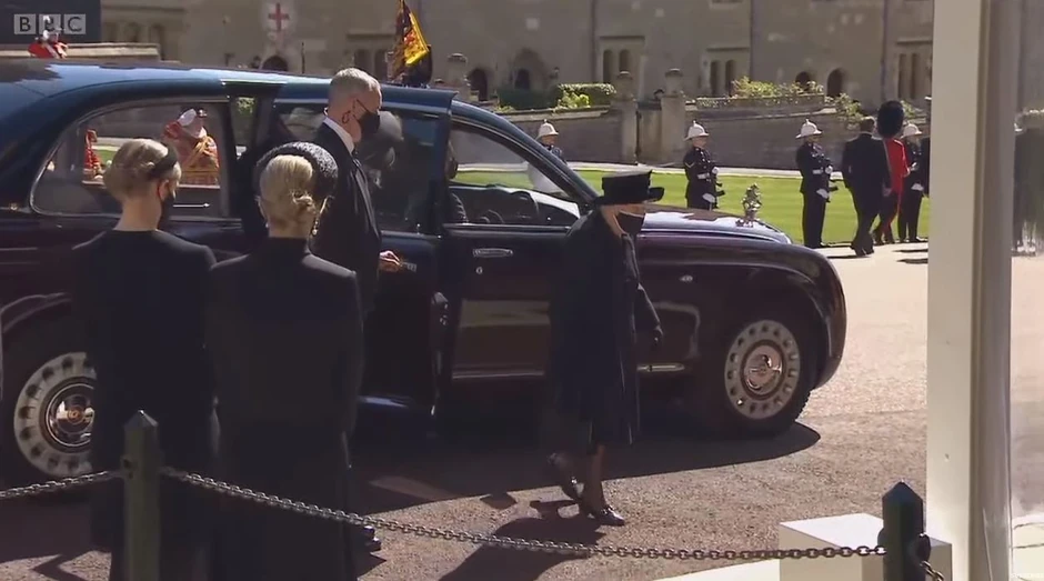 Kraljica Elizabeta ispred kapele Sv. Đorđe