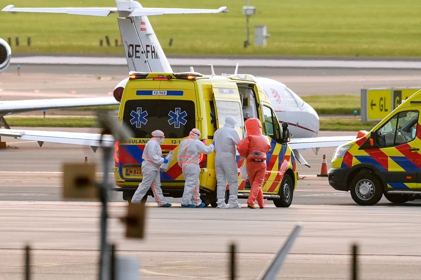 Medicinski radnici prate pacijenta, evakuisanog sa kruzera "Hondijus" zbog sumnje na hantavirus, do kola Hitne pomoći nakon što je avionom prebačen na aerodrom u Amsterdamu