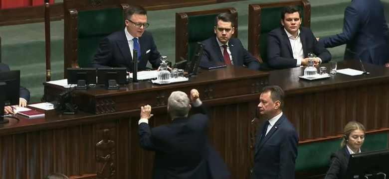 Awantura w Sejmie. Politycy PiS zakłócili obrady i wyszli z sali. Marek Suski obraził Szymona Hołownię