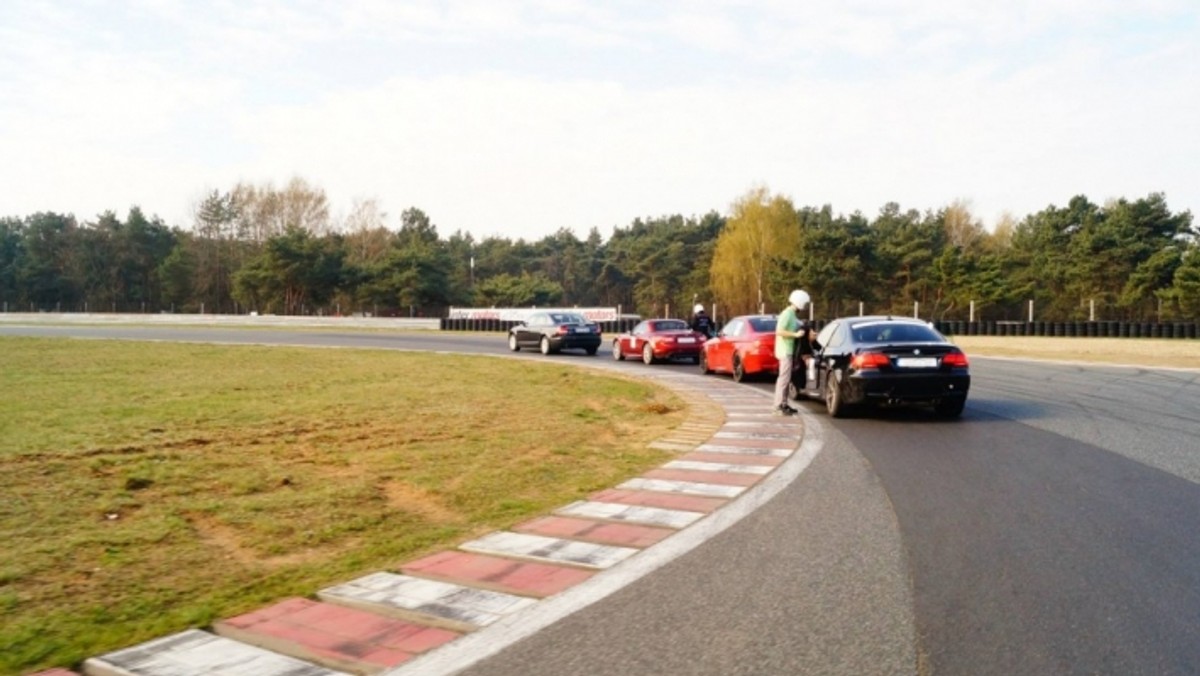 W miniony weekend na Torze "Poznań" miało miejsce niezwykłe dla fanów motosportu wydarzenie, odbyły się bowiem, dzień po dniu, dwie edycje Tor Poznań Track Day. W zróżnicowanych warunkach pogodowych i sportowej atmosferze kierowcy cały weekend doskonalili swoje umiejętności, a maniacy szybkości bez własnej maszyny przejechać się torowymi wyścigówkami zapewnianymi przez organizatora.