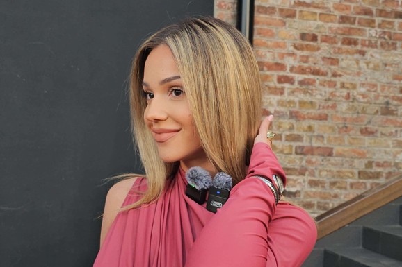 POKAZALA SKROMNU JELKU Breskvica podelila sliku iz SVOG DOMA, spremna je za novogodišnje praznike (FOTO)