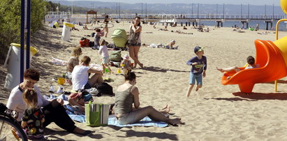 Ludzie na plażach a toalet brak