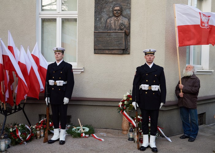 Odsłonięcie tablicy poświęconej prezydentowi RP Lechowi Kaczyńskiemu w Sopocie