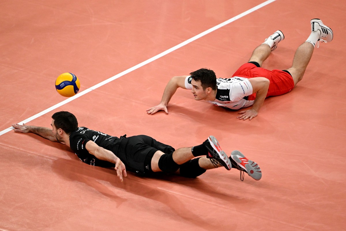 Zawodnicy Asseco Resovii Rzeszów Michał Potera (L) i Łukasz Kozub (P) podczas pierwszego meczu ćwierćfinałowego Pucharu CEV siatkarzy z Aluronem CMC Warta Zawiercie
