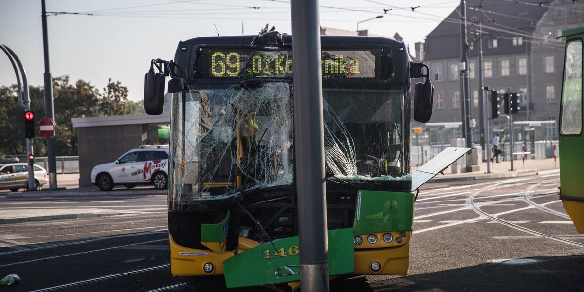 Kolejny wypadek miejskiego autobusu na rondzie Kaponiera