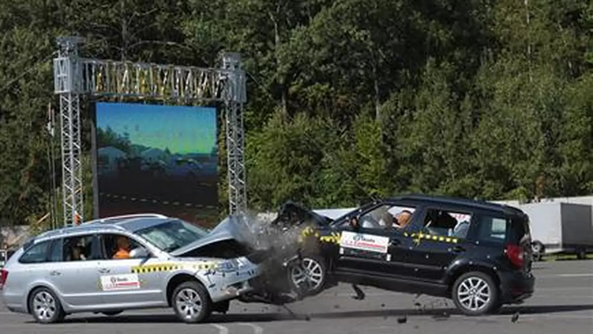 Co zostało po zderzeniu przy prędkości 90 km/h Škody Yeti z Superbem