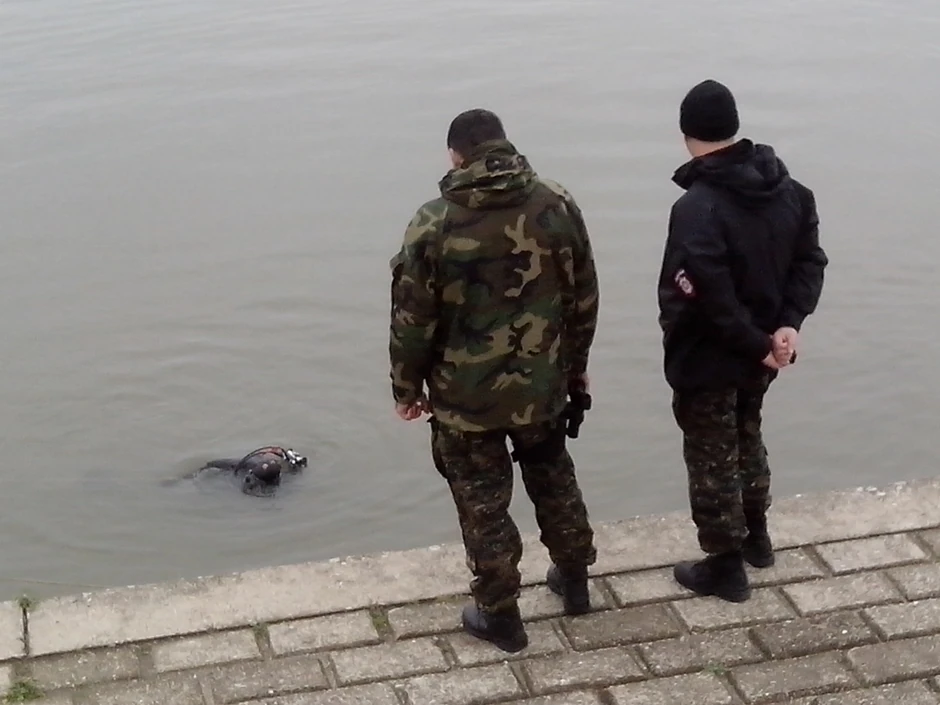 Ronioci su iz vode izvukli dva tela, a jedno je, kako saznajemo, i dalje u prtljažniku