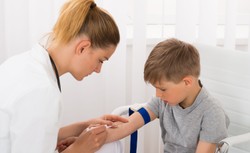 Tego nie można zaniedbywać. Jakie badania trzeba regularnie robić dziecku?