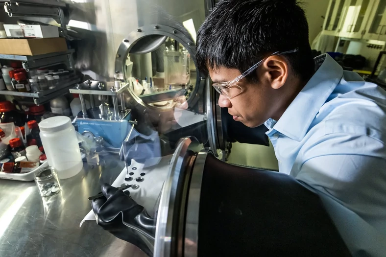 Dan Thien Nguyen, naukowiec zajmujący się materiałami w Pacific Northwest National Laboratory (PNNL), składa ogniwo ze zsyntetyzowanego stałego elektrolitu
