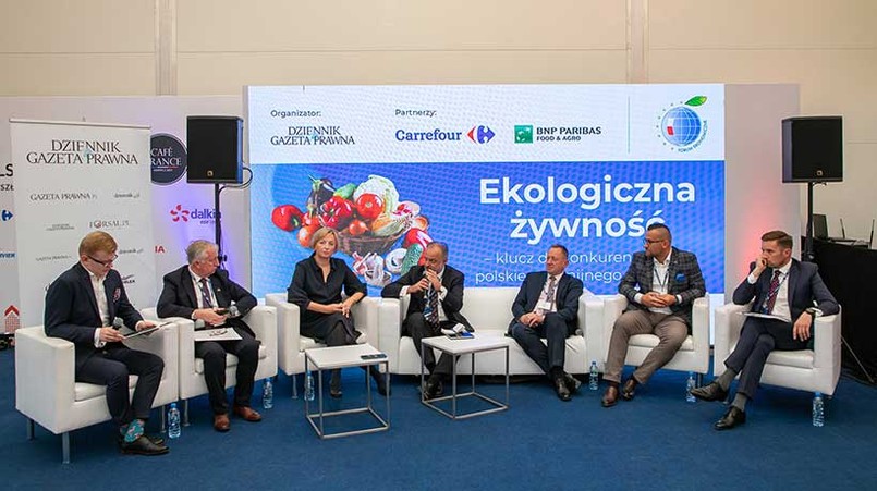 Moderator: Grzegorz Kowalczyk, dziennikarz DGP. Uczestnicy: Ryszard Kamiński, podsekretarz stanu w Ministerstwie Rolnictwa i Rozwoju Wsi, Justyna Orzeł, wiceprezes zarządu, sekretarz generalny i dyrektor zasobów ludzkich, Carrefour Polska, Maciej Golubiewski, szef gabinetu komisarza UE ds. rolnictwa, Robert Telus, poseł na Sejm, przewodniczący sejmowej komisji rolnictwa i rozwoju wsi, Łukasz Gębka, prezes zarządu Farmy Świętokrzyskiej Sp. z o.o., Michał Siwek, dyrektor departamentu Międzynarodowy Hub Food and Agri, BNP Paribas