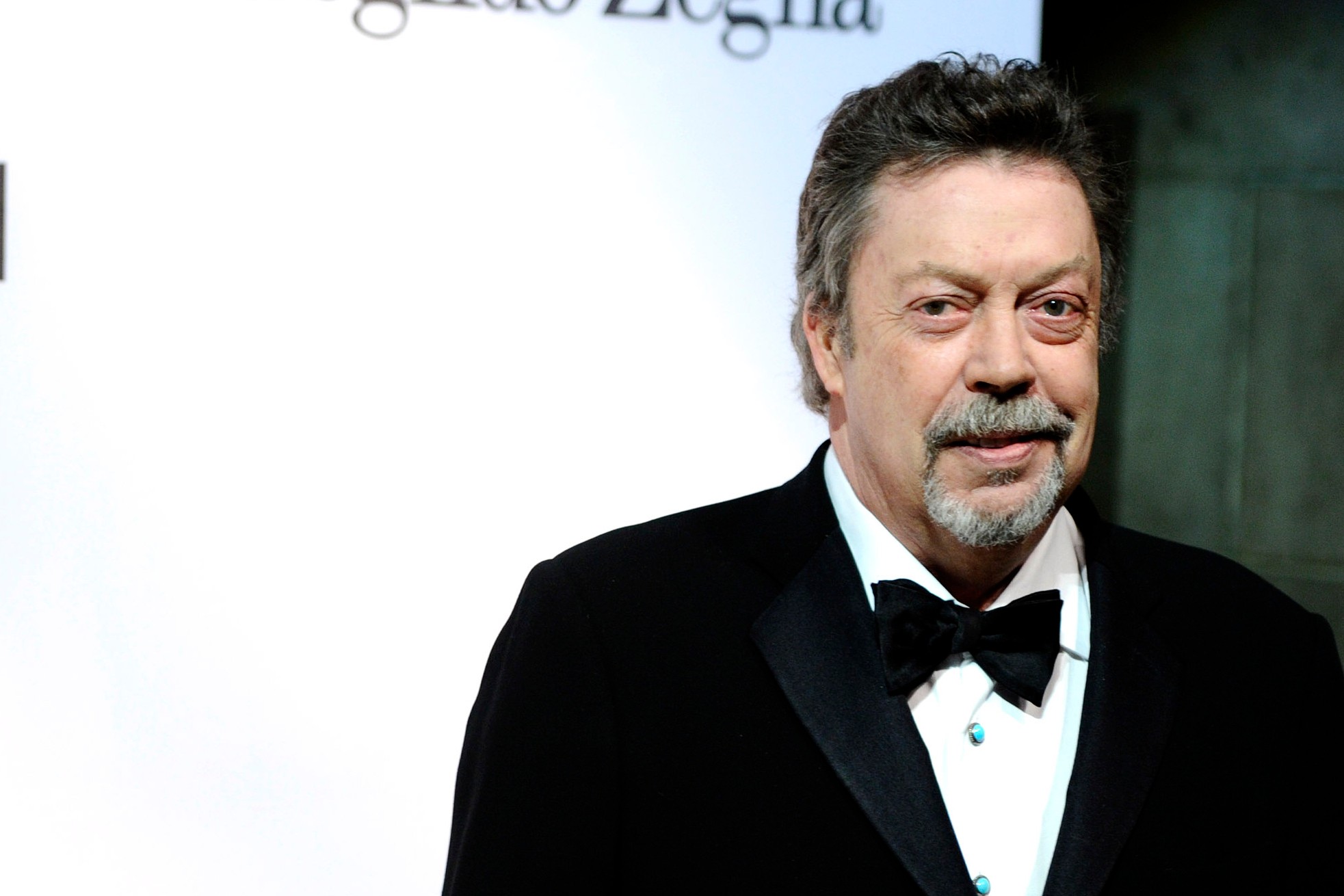 Herec Tim Curry.