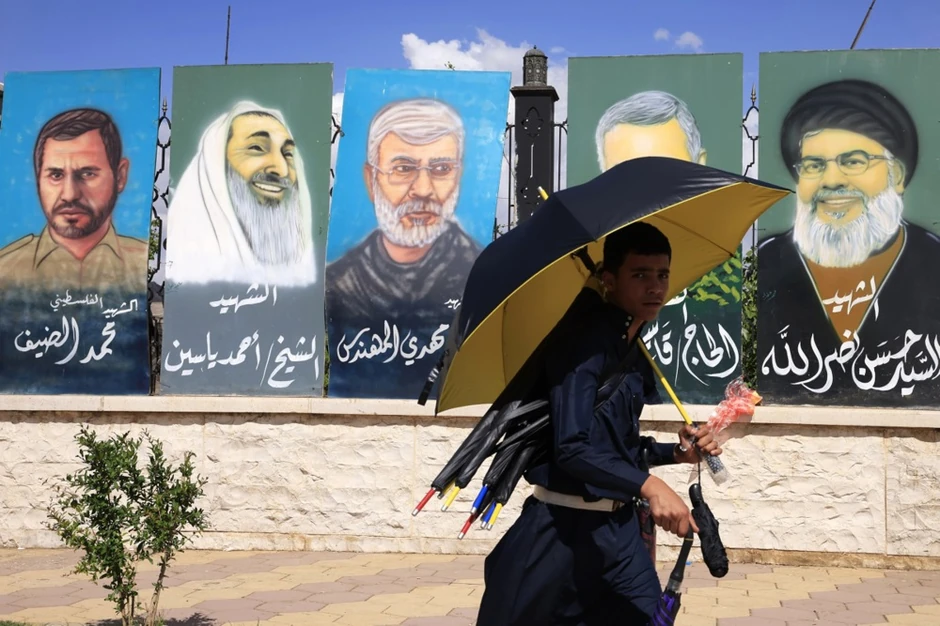 Plakati sa likovima ubijenih vojnih i političkih zvaničnika šiitskih grupa koje podržava Iran Hasana Nasralaha, Kasema Sulejmanija, Abua Mahidija al Muhandisa, Ahemda Jasina i Mohameda Deifa u Sani, Jemen, 10. aprila