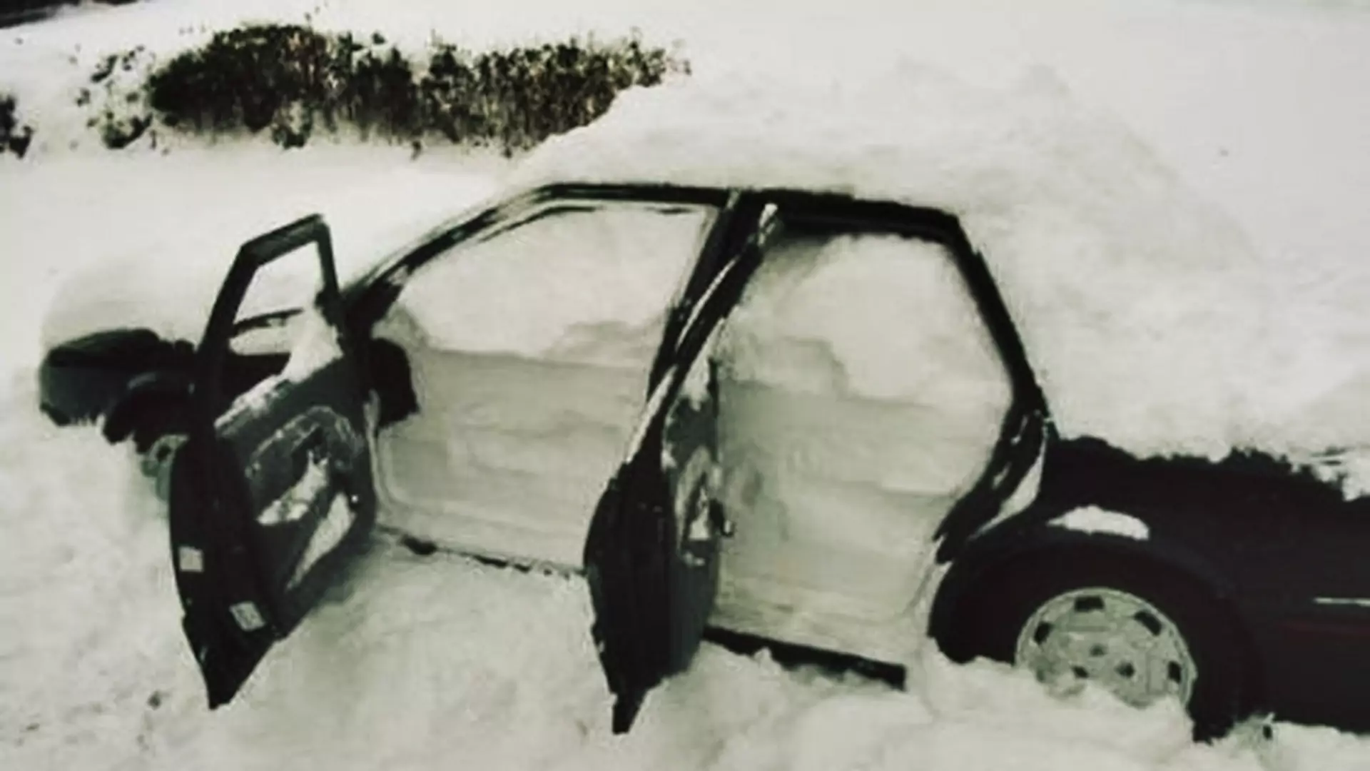 Triki na kreatywne odśnieżanie samochodu zimą