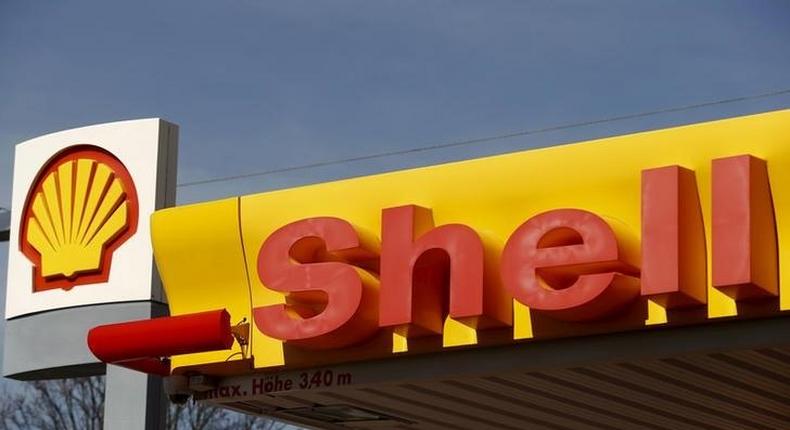 Shell's company logo is pictured at a gas station in Zurich April 8, 2015. REUTERS/Arnd Wiegmann