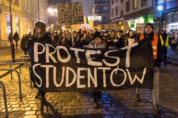 Kilkaset osób protestowało w Warszawie pod pomnikiem Mikołaja Kopernika