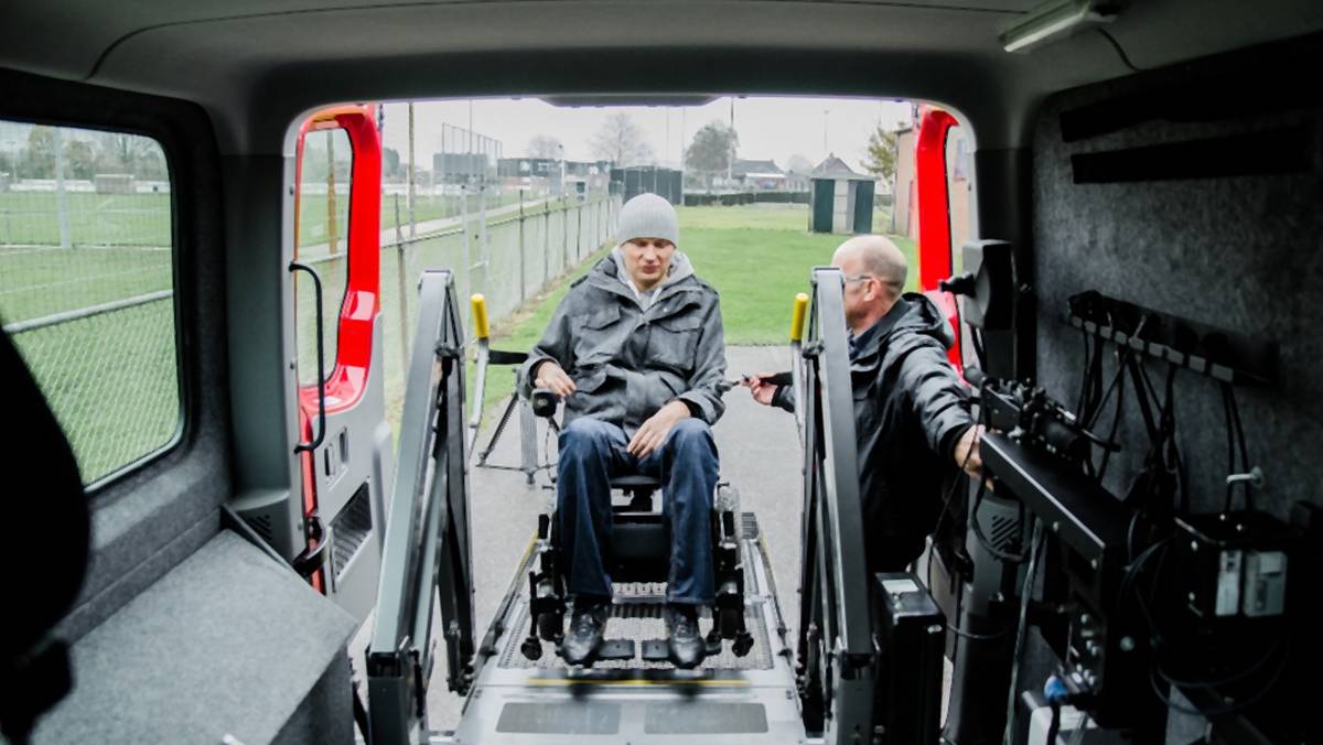 Mateusz Puszkarski i Peugeot z adaptacją dla niepełnosprawnych
