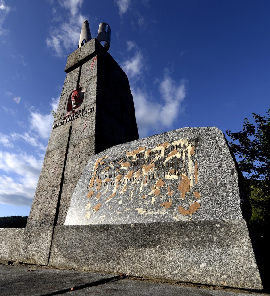 Zniszczono pomnik Karola Świerczewskiego