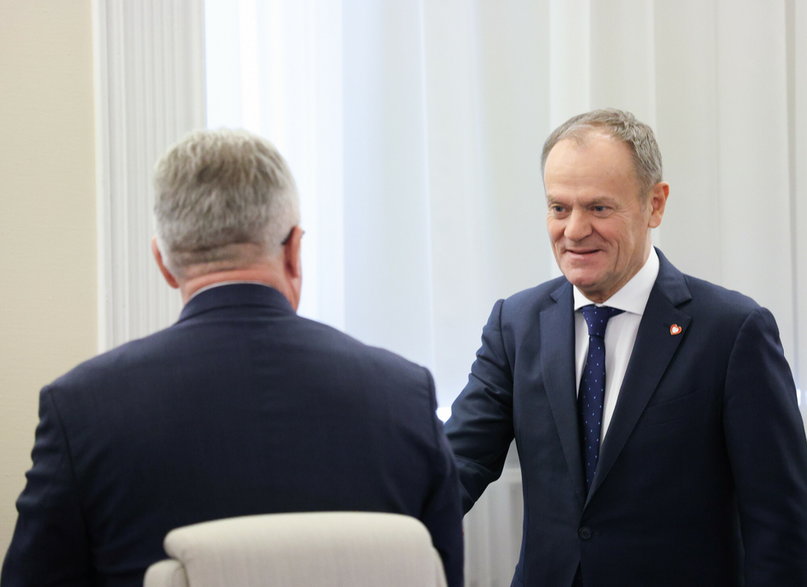 Premier Donald Tusk wita się z Bartłomiejem Sienkiewiczem na posiedzeniu rządu
