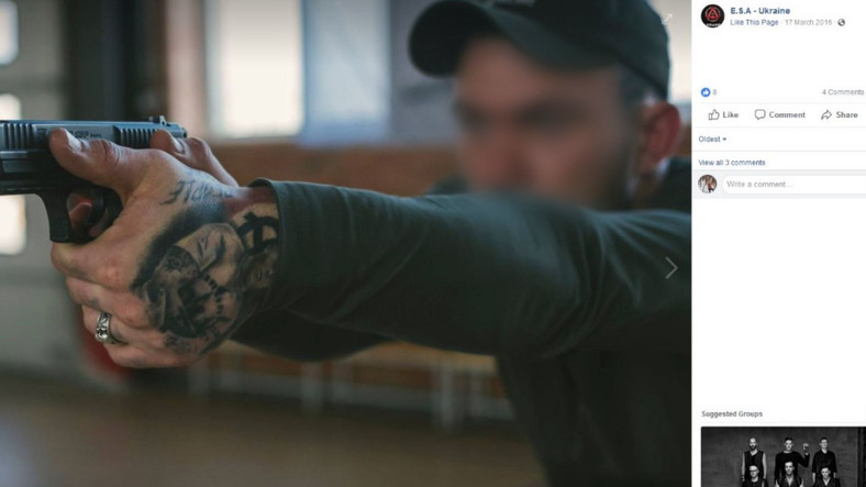Przedstawiciel ukraińskiej skrajnej prawicy Igor L. z charakterystycznym tatuażem z krzyżem celtyckim i podobizną założyciela ruchu "Blood and Honour" Iana Stuarta Donaldsona, podczas szkolenia na poligonie ESA. Marzec 2016 r.  