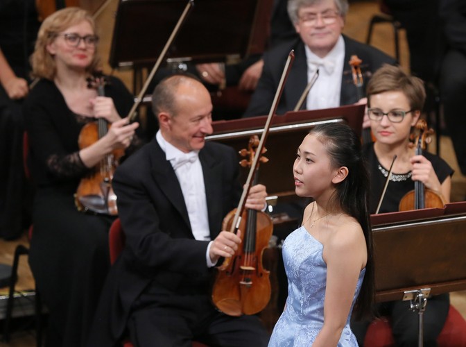 <strong>Wyróżnienie - Aimi Kohbayasi</strong>
<br></br>
Wyróżnienie otrzymała także Aimi Kohbayasi, która ja jedyna reprezentantka Japonii zakwalifikowała się do finału (w tegorocznym konkursie wzięło udział łącznie 12 wykonawców z tego kraju).
<br></br>