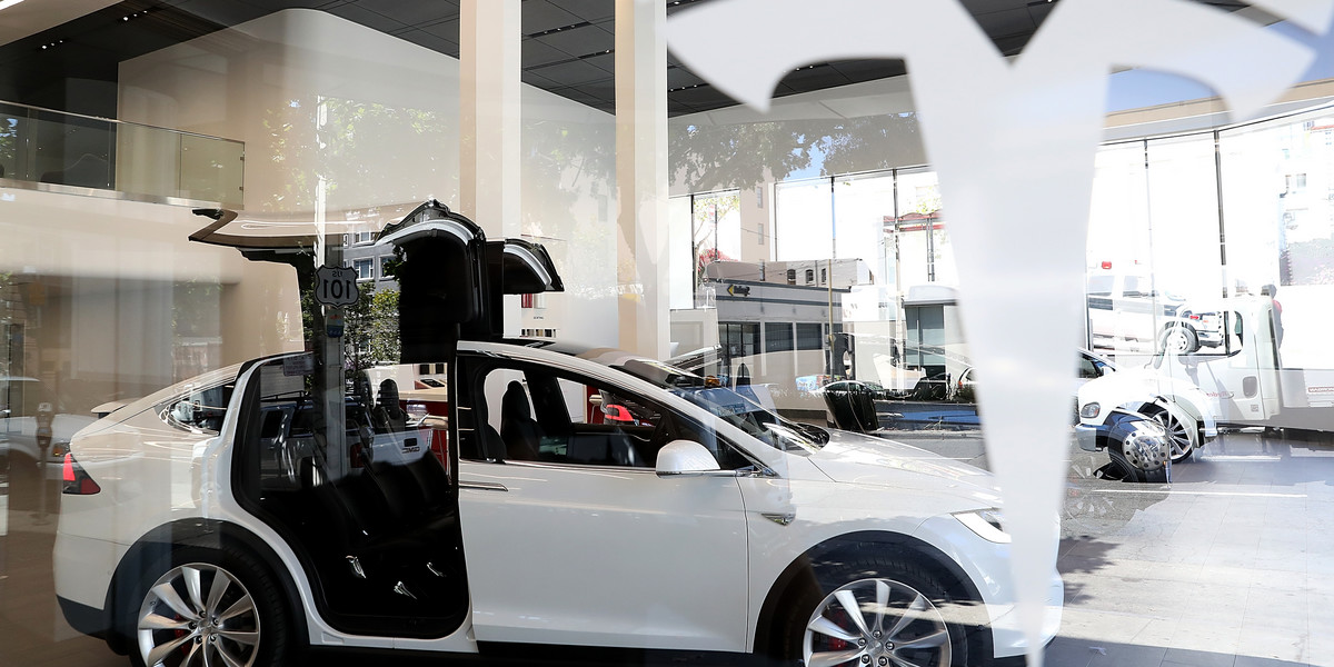 Tesla rozważa sprzedaż samochodów z ubezpieczeniem i serwisem, o ile ubezpieczyciele nie zmienią w przyszłości swoich cen