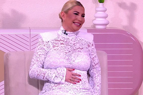 DEA ĐURĐEVIĆ UŠLA U ŠESTI MESEC TRUDNOĆE Voditeljka pokazala kako uživa: Citirala Novaka Đokovića i nasmejala sve (Foto)