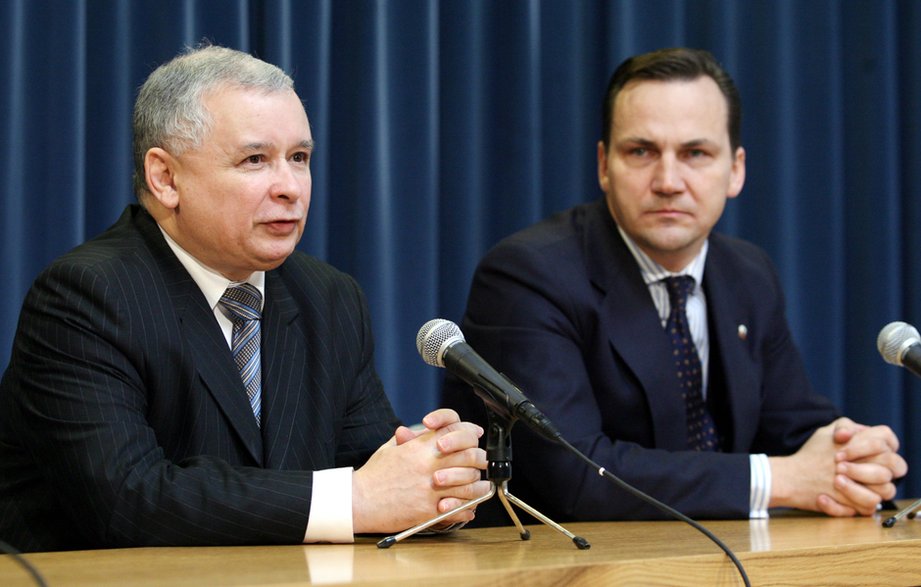 Rok 2006. Jarosław Kaczyński jako premier i Radosław Sikorski jako minister obrony