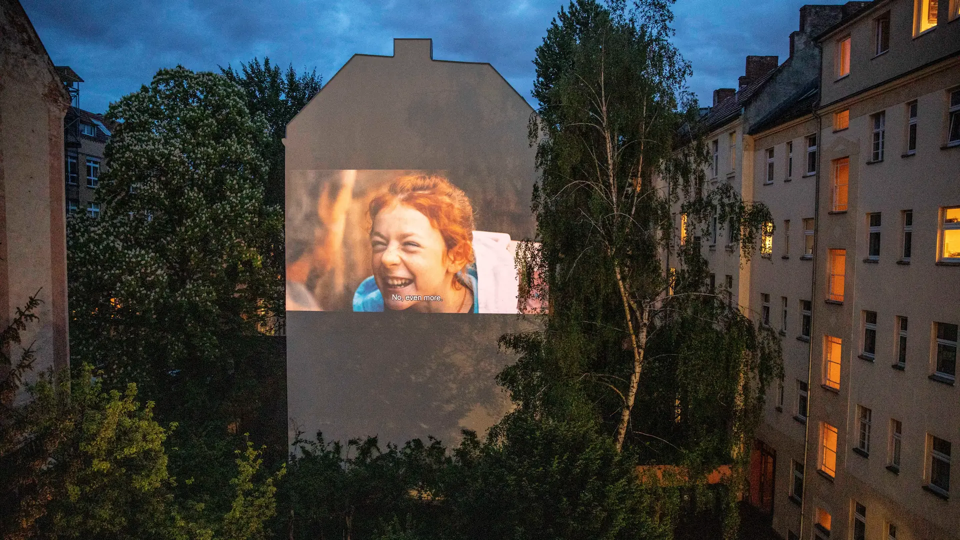 Rzutnik w łazience, głośniki w kuchni, ekran na fasadzie. W Berlinie powstało sąsiedzkie kino