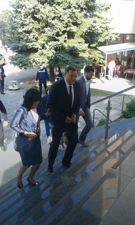 Laktaši: Milorad Dodik sa suprugom Snježanom i sinom Igorom dolazi na glasanje